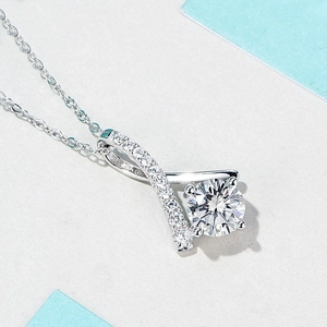 Collier ras du cou minimaliste avec pendentif en zircone cubique scintillante argenté