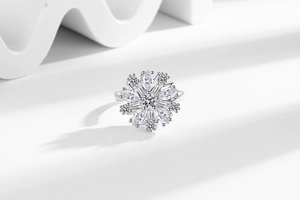 Dettaglio dell'anello a fiocco di neve rotante in argento con pietre di zircone