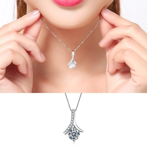 Détail du collier argenté avec pendentif en zircone et pierre centrale ronde