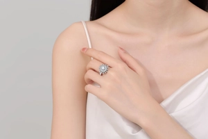Macro shot of spinning daisy ring with cubic zirconia and silver sunflower design