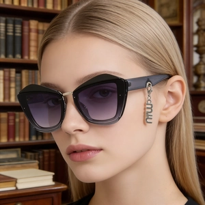 Lunettes De Soleil Œil De Chat Monture PC Protection UV400 Mode Verre Dégradé Avec Pendentif Lettre Métal Pour Femmes Streetwear