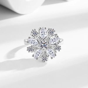 Anello rotante a fiocco di neve scintillante con zirconi su espositore bianco