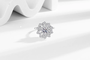 Détails d'une bague florale en argent avec pétales superposés sertis de zircons brillants