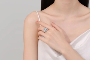 Gros plan d'une bague fleur rotative en argent avec pavage de zircon et pierre centrale