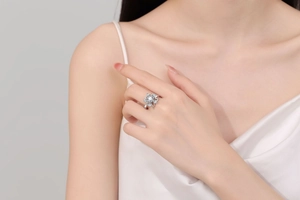 Dettaglio macro dell'anello a stella rotante con zirconi radiosi in argento