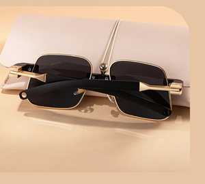 Occhiali da sole squadrati neri con stanghette dorate e custodia in pelle beige