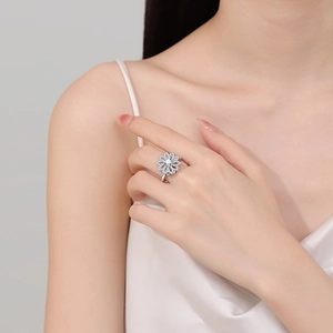 Bague rotative tournesol en argent S925 avec pavé de zircons portée par un mannequin