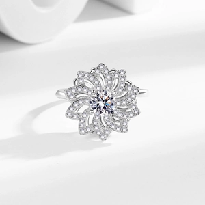 Bague fleur rotative argentée avec pétales sertis de zircons et cristal central