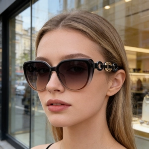 Fashionable cat-eye polarized sunglasses with gold chain temples and gradient lenses