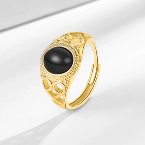Vintage gold ring with oval black onyx and hollow geometric Cuban link design