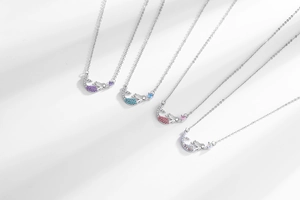 Nahaufnahme von Meerjungfrau-Anhängern mit lila, blauen und rosa Glitzersteinen