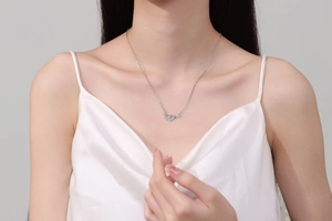 Detail der Meerjungfrauenschwanz Kette mit blauen Diamanten getragen von einem Modell