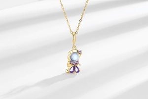 Dettaglio macro della collana con ciondolo a cavalluccio marino e cristalli viola