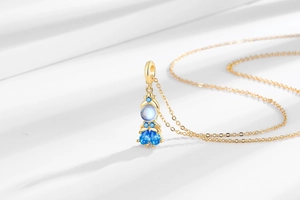 Dettaglio di una collana a sirena dorata con zirconi colorati e pietre preziose brillanti