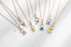 Collezione dettagliata di sette collane d'oro con ciondoli a sirena e delfino in zircone