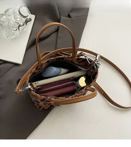 Vue de dessus de l'intérieur du sac seau léopard avec rangement téléphone et portefeuille