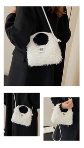 Détails du sac à bandoulière en peluche blanche avec sangle en cuir et fermoir en métal