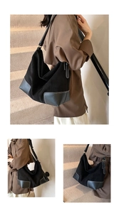 Dettaglio della grande borsa hobo nera con cuciture a contrasto e inserti in pelle