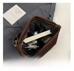 Vista interna che mostra la grande capacità e le tasche della borsa tote in pelle scamosciata