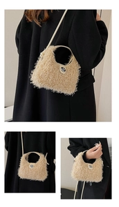 Détails du sac peluche beige avec fermoir argenté et bandoulière sur mannequin