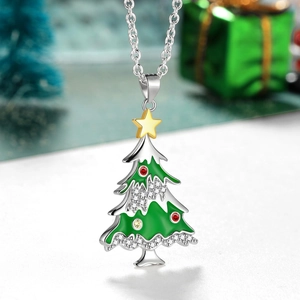 Collier sapin de Noël élégant avec émail vert, étoile dorée et zircons sur chaîne en argent