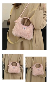 Vue détaillée du sac à bandoulière en peluche rose avec fermoir en métal argenté
