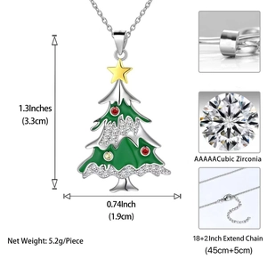 Détails d'un collier sapin de Noël en émail vert avec pendentif étoile et zircons