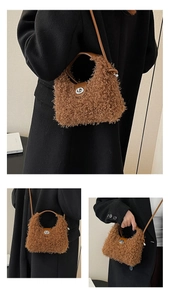 Détails du sac bandoulière en peluche marron avec poignées en cuir et fermoir argenté