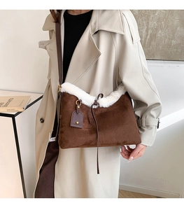 Détail du sac cabas en daim marron café avec bordure en fausse fourrure blanche et lanière