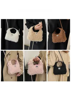 Collage montrant des sacs bandoulière en peluche de différentes couleurs sur modèles