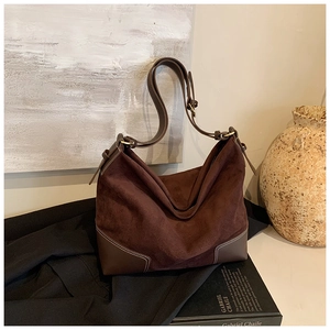 Dettaglio della borsa tote in finto camoscio marrone scuro con patchwork in pelle