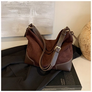 Dettaglio della borsa tote vintage in pelle scamosciata marrone con tracolla in pelle