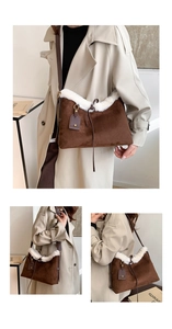 Détails de ce sac bandoulière en daim marron avec bordure en fausse fourrure blanche et boucle