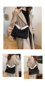 Vue détaillée du sac bandoulière noir en daim avec bordure en fausse fourrure blanche et boucle
