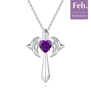Détail du pendentif ailes de croix avec pierre de naissance violette en forme de cœur