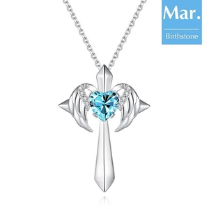 Collier croix ailes d'ange avec pierre de naissance bleue en forme de cœur