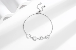 Détail du bracelet patte de chat argentée avec chaîne ajustable à bille coulissante