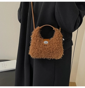Gros plan du sac bandoulière en peluche marron caramel avec fermoir rotatif argenté