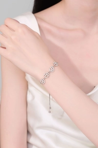 Détail du bracelet patte de chat en argent avec fermoir ajustable coulissant sur le poignet