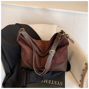Dettaglio borsa tote vintage marrone in pelle scamosciata con cuciture e tracolla