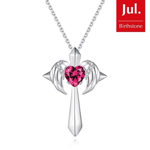 Détail du collier croix ailes d'ange avec pendentif coeur en pierre de naissance rouge