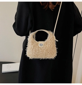 Détail du sac beige en peluche avec fermoir pivotant métallique et bandoulière fine