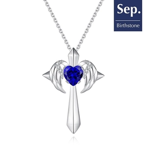 Détail du collier pierre de naissance de septembre avec ailes d'ange et cœur bleu