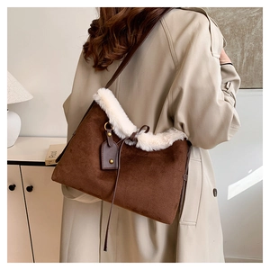 Sac à bandoulière en daim marron avec bordure en fausse fourrure blanche sur le mannequin