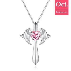 Détail du collier ailes d'ange et croix avec pierre de naissance rose d'octobre