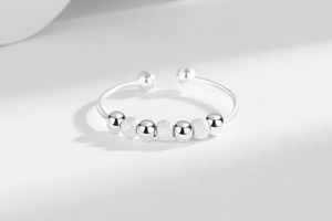 Detail of S925 sterling silver spinning ring with polished and frosted beads