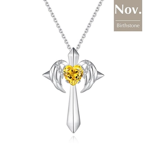 Vue détaillée du collier croix ailes d'ange avec pendentif pierre de naissance cœur jaune