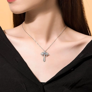 Collier ailes d'ange et épée pour femme avec pierre bleue en cœur et chaîne argent