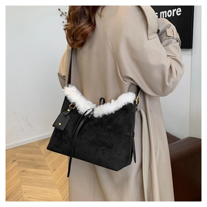 Détail du sac bandoulière en daim noir avec bordure en fausse fourrure blanche