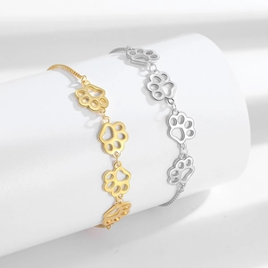 Bracelet ajustable patte de chat en or et argent sur un support blanc élégant